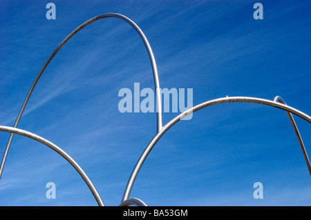 Sculpture 'principes' composé de 7 tubes en acier par artiste Andreu Alfaro, les Drassanes ' Banque D'Images