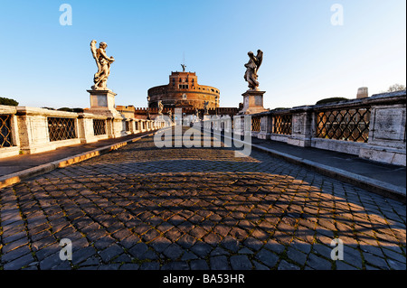 À l'ensemble de la Ponte Sant'Angelo vers Castel Sant' Angelo qui a été construit sur le mausolée de l'empereur Hadrien Banque D'Images