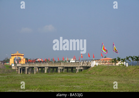 Portail Memorial à Ho Chi Minh à l'Hien Luong et pont enjambant la rivière Ben Hai, dans la province de Quang Tri Vietnam Banque D'Images