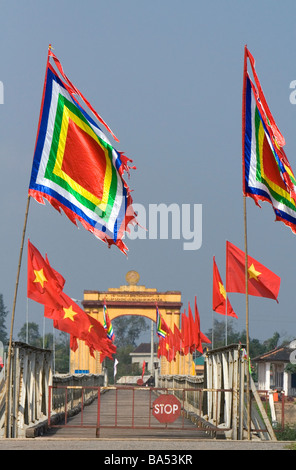 Portail Memorial à Ho Chi Minh à l'Hien Luong et pont enjambant la rivière Ben Hai, dans la province de Quang Tri Vietnam Banque D'Images