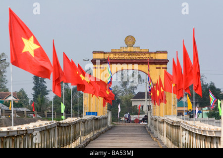 Portail Memorial à Ho Chi Minh à l'Hien Luong et pont enjambant la rivière Ben Hai, dans la province de Quang Tri Vietnam Banque D'Images