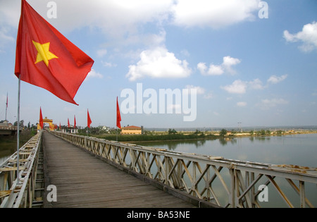 Portail Memorial à Ho Chi Minh à l'Hien Luong et pont enjambant la rivière Ben Hai, dans la province de Quang Tri Vietnam Banque D'Images