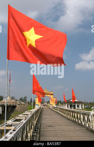 Portail Memorial à Ho Chi Minh à l'Hien Luong et pont enjambant la rivière Ben Hai, dans la province de Quang Tri Vietnam Banque D'Images