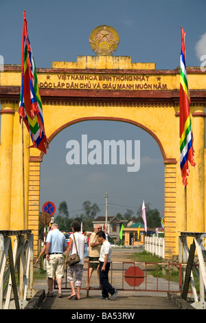 Portail Memorial à Ho Chi Minh à l'Hien Luong et pont enjambant la rivière Ben Hai, dans la province de Quang Tri Vietnam Banque D'Images