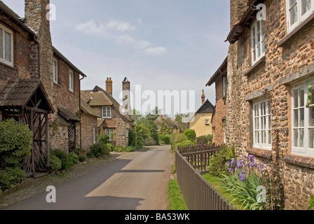 Scène de rue dans le quartier tranquille de North Somerset Village d'Bossington, près de Porlock Banque D'Images