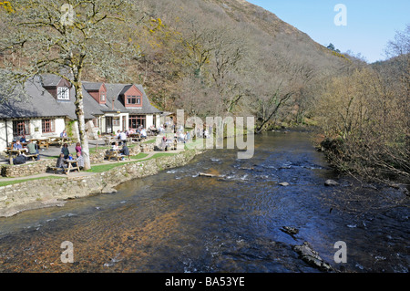 Relaxation au bord de printemps à une hôtellerie à côté de la rivière Teign à Fingle Bridge, Dartmoor, Devon Banque D'Images