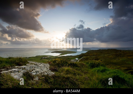 Vue panoramique sur l'ouest de l'Irlande près de la ville de Clifden, au coeur du comté de Galway conneamara au coucher du soleil Banque D'Images