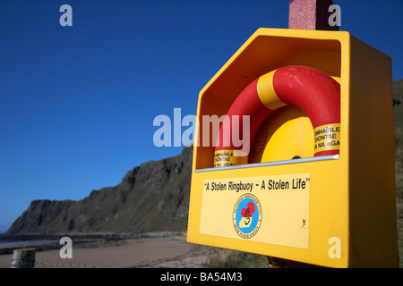 Ringbuoy bouée d'urgence placé sur cinq doigts strand beach dans le comté de Donegal par le conseil local de sécurité de l'eau et de l'Irlande Banque D'Images