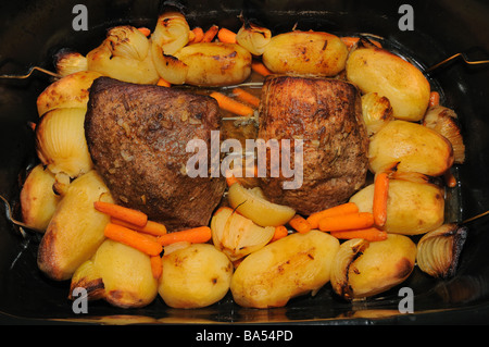 Un délicieux rôti de boeuf et pommes de terre ronde avec carottes et oignons sautés avec une sauce à la viande brune. Photo par Darrell Young Banque D'Images