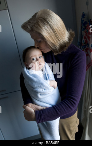 Grand-mère et son petit fils de 5 mois Banque D'Images