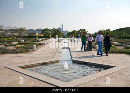 Les Egyptiens se reposent au parc d'al-Azhar, Le Caire, Egypte Banque D'Images