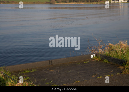 Stand de pêche par les lacs craigavon county armagh irlande du nord uk Banque D'Images