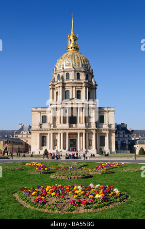 PARIS, France — le dôme doré des Invalides brille au soleil, dominant l'horizon parisien. Le vaste complexe de style baroque, qui abrite le tombeau de Napoléon et les musées militaires, témoigne de l'histoire et de l'architecture françaises. Banque D'Images