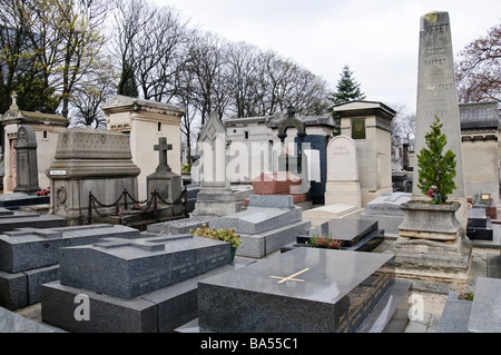 PARIS, France - cimetière du Montparnasse. Comprend les tombes d'un grand nombre d'artistes et écrivains de la France, y compris Simone de Beauvoir, Samuel Becket, et Charles Baudelaire Banque D'Images