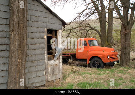 International Harvester chariot sur ferme abandonnée Banque D'Images