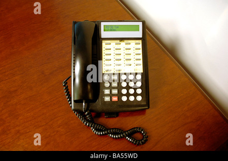 Téléphone bureau du secrétaire avec plusieurs lignes, placés sur du grain du bois 24 Banque D'Images