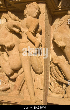 Sculpture de la beauté céleste, Temple Surasundari Khajuraho site du patrimoine mondial de l'UNESCO Madhya Pradesh Inde Asie Banque D'Images