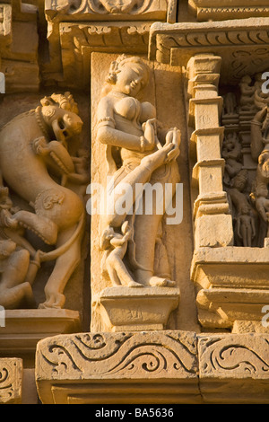 Peinture Nayika surasundari Parsvanatha son pied sculptures Temple Khajuraho Madhya Pradesh, dans le Nord de l'Inde Banque D'Images