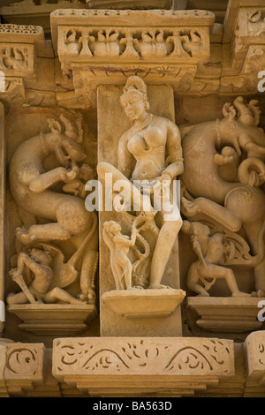 Sculpture en grès danseuse apsara cloches mettre sur pieds Parsvanatha Parsvanath Temple Khajuraho Madhya Pradesh, Inde Banque D'Images