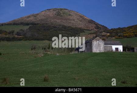 Ancienne ferme historique située sous le mont Sugarloaf hill dans Sturgan Brae dans south armagh county armagh irlande du nord uk Banque D'Images