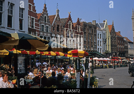 Bruges, Belgique, cafés et restaurants sur le côté nord de Markt Banque D'Images