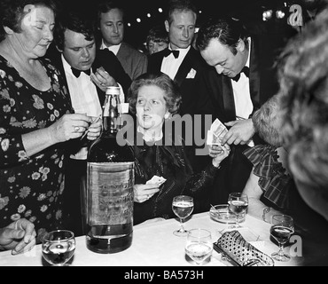 Margaret Thatcher, premier ministre conservateur de remettre de l'argent à Parti conservateur membre. Conférence 1983 du Parti conservateur Banque D'Images