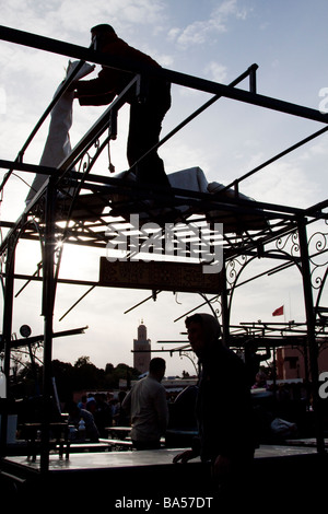 Les détenteurs de décrochage construire le métal de leurs stands de nourriture en prévision de la soirée rush, la place Jemaa el Fna, Marrakech Banque D'Images