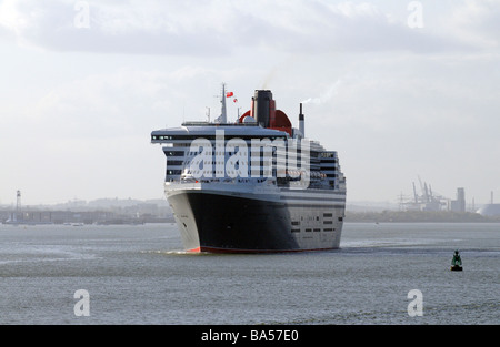 Queen Mary 2 compagnie Cunard célèbre bateau de croisière faisant son chemin vers le bas de l'eau dans le sud de l'Angleterre Royaume-uni Southampton Banque D'Images