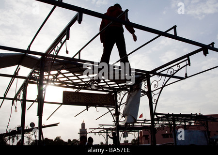 Les détenteurs de décrochage construire le métal de leurs stands de nourriture en prévision de la soirée rush, la place Jemaa el Fna, Marrakech Banque D'Images