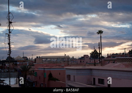 Colouful sky vu au crépuscule sur Marrakech à partir d'un toit-terrasse d'un café sur la place Jemaa el Fna Banque D'Images