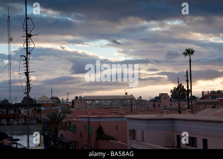 Colouful sky vu au crépuscule sur Marrakech à partir d'un toit-terrasse d'un café sur la place Jemaa el Fna Banque D'Images