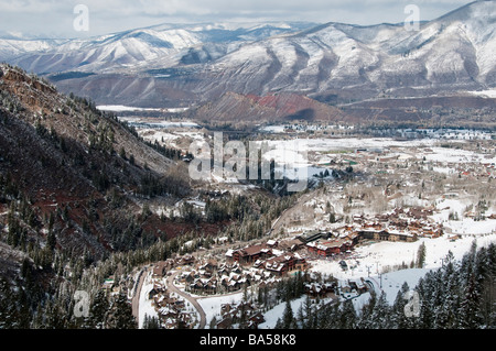 Regardant vers le bas sur la superficie de base village, Aspen Highlands Ski Area, Aspen, Colorado. Banque D'Images