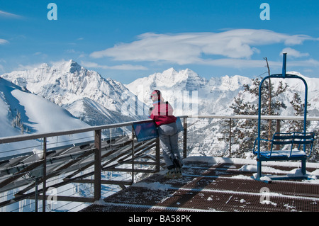 Photos femme Pyramid Peak et Maroon Bells de la Loge de patrouille de ski de pointe, Aspen Highlands Ski Area, Aspen, Colorado. Banque D'Images