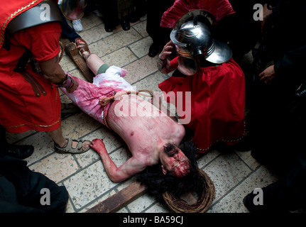 Pilgrim reenacts chrétienne la Passion du Christ le long de la Via Dolorosa au cours d'un Vendredi saint procession dans la vieille ville de Jérusalem Israël Banque D'Images