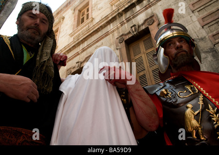 Des chrétiens de adopte Jésus Christ crucifixion le long de la Via Dolorosa pendant le Vendredi saint procession dans la vieille ville de Jérusalem Israël Banque D'Images