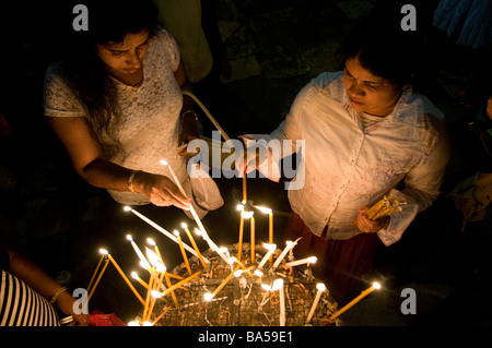 Les pèlerins chrétiens de l'Inde éclairent les bougies pendant qu'ils prient à l'intérieur L'Église du Saint-Sépulcre Vieille ville Jérusalem-est Israël Banque D'Images