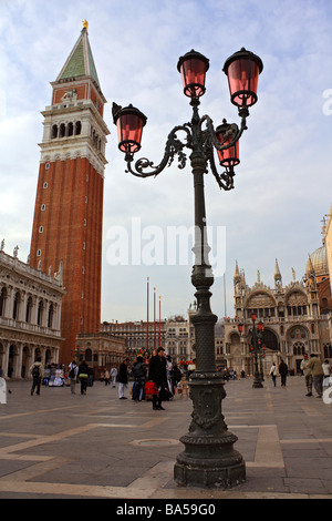 Lampadaire et clocher de la Place Saint-Marc (Piazza San Marco) Venise, Italie Banque D'Images