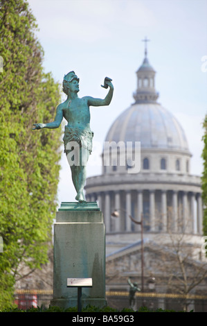 Statue de l'acteur grec dans le Jardin du Luxembourg Panthéon avec en arrière-plan Paris France Banque D'Images