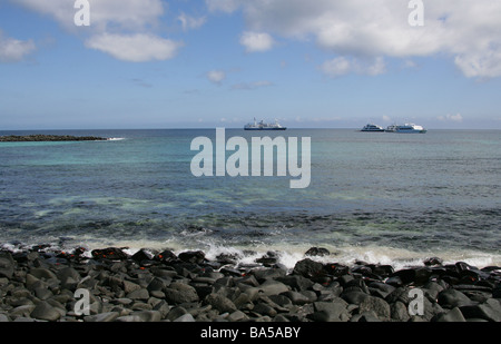 Tourist Bateaux amarrés au large de l'île Espanola, îles Galapagos, Equateur, Amérique du Sud Banque D'Images