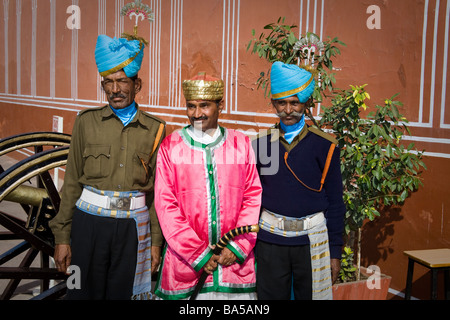 Trois hommes en costume traditionnel, City Palace, Jaipur, Rajasthan, Inde Banque D'Images