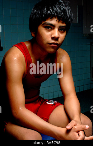 Les jeunes Les jeunes des minorités, de transpirer en uniforme rouge vif wrestling après une séance d'entraînement exténuant, Banque D'Images