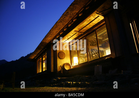 Chiiori un toit de chaume traditionnel cottage dans Tsurui village dans la vallée de l'Iya Shikoku au Japon Banque D'Images