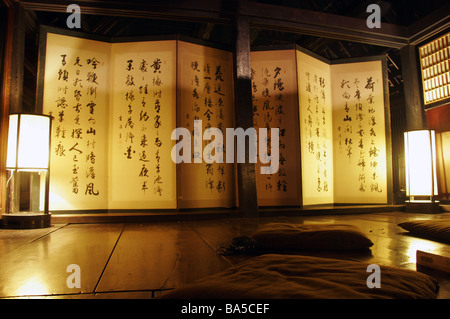 Intérieur de Chiiori un toit de chaume traditionnel cottage dans Tsurui village dans la vallée de l'Iya Shikoku au Japon Banque D'Images