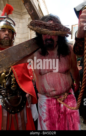 Pilgrim reenacts chrétienne la Passion du Christ le long de la Via Dolorosa au cours d'un Vendredi saint procession dans la vieille ville de Jérusalem Israël Banque D'Images