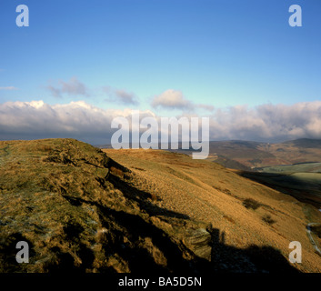 Désabonnement à toard Chinley Kinder du Scoutisme d'hiver glacial matin Parc national de Peak District Derbyshire, Angleterre Banque D'Images