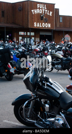 Des dizaines de motos garées devant le Full Throttle Saloon Sturgis Motorcycle Rally annuel Dakota du Sud USA Banque D'Images