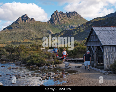 Les touristes près du hangar bateau dove lake Cradle Mountain National Park Tasmanie Australie Banque D'Images