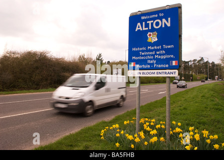 Signe pour marché de la ville historique d'Alton dans Hampshire montrant son double statut de ville. Banque D'Images