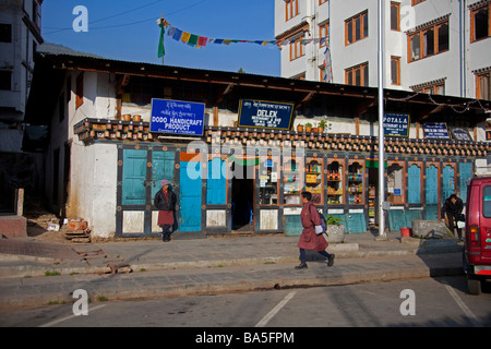 Maison typique / boutiques dans capitale du Bhoutan, Thimphu, décorées dans des couleurs vives et de motifs en bois peint.90879 Bhutan-Thimphu Banque D'Images