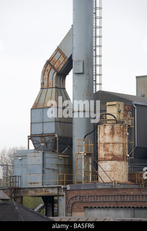 La décomposition d'Industrie et de fabrication. Partie d'une usine fermée en raison des travaux de démolition, montrant la rouille et végétaux en décomposition Banque D'Images